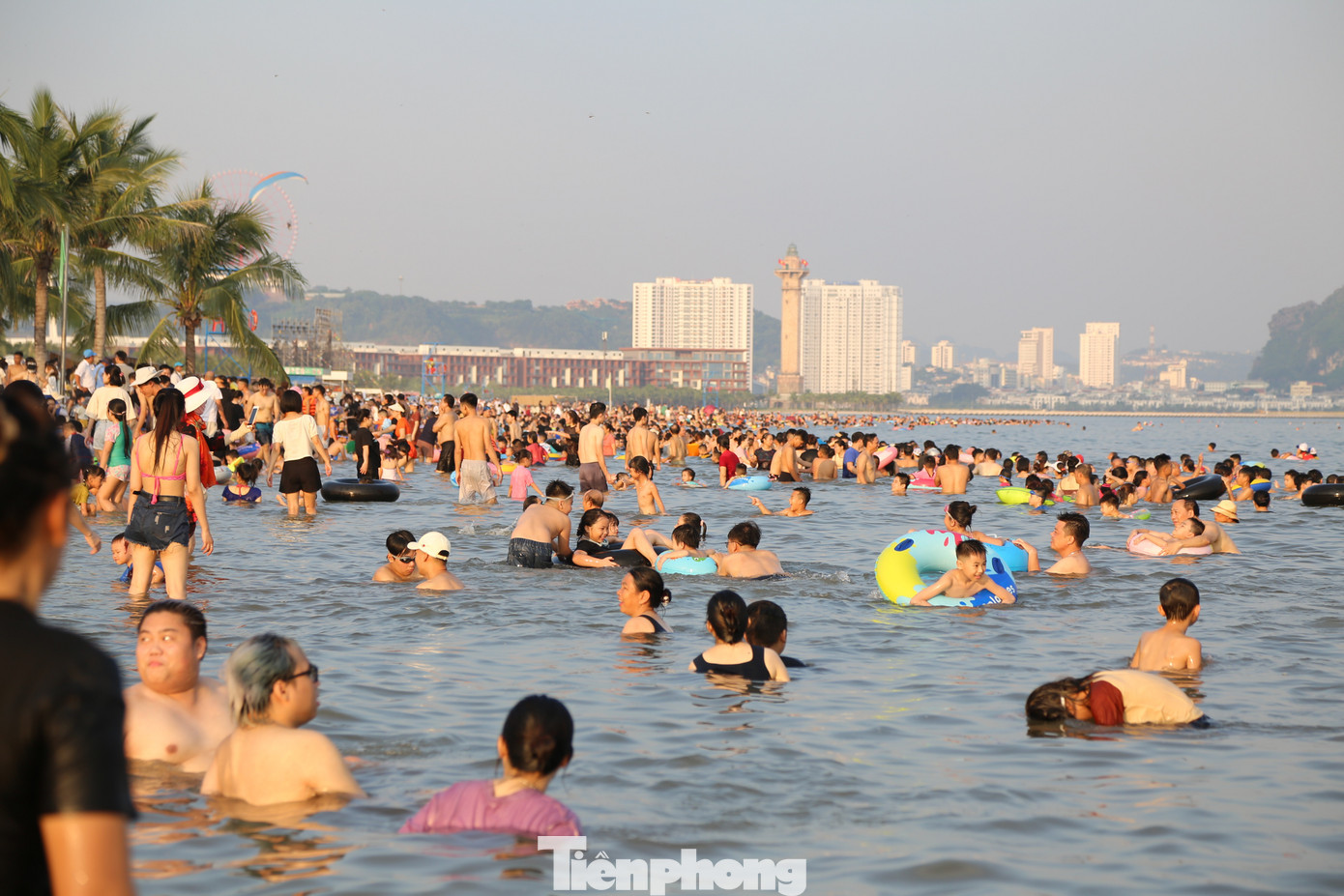 Bãi biển trải dài hơn 3km nhưng ken đặc người từ trên bờ xuống dưới nước.