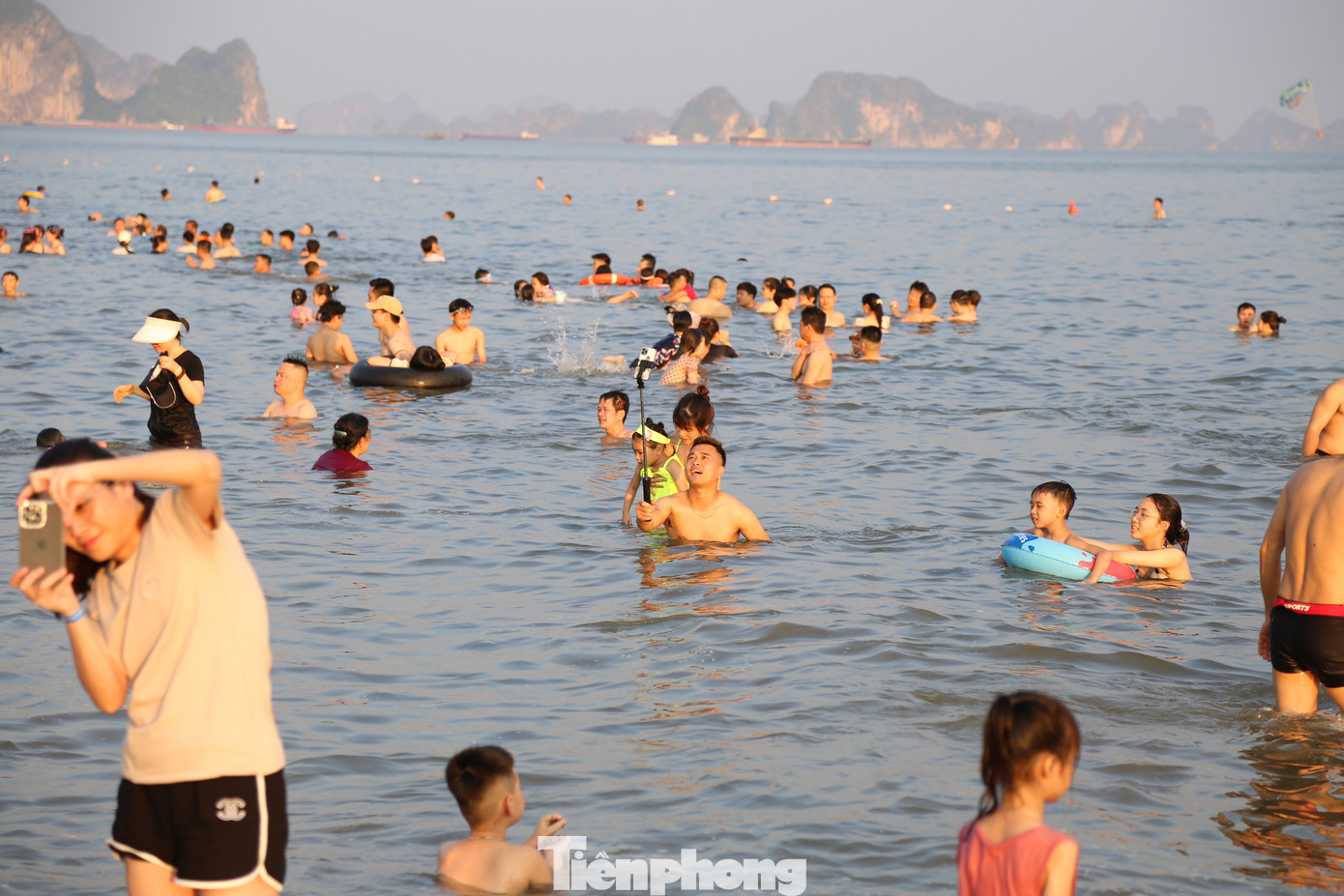 Du khách thích thú ghi lại những hình ảnh kỷ niệm khi đi tắm biển Hạ Long.
