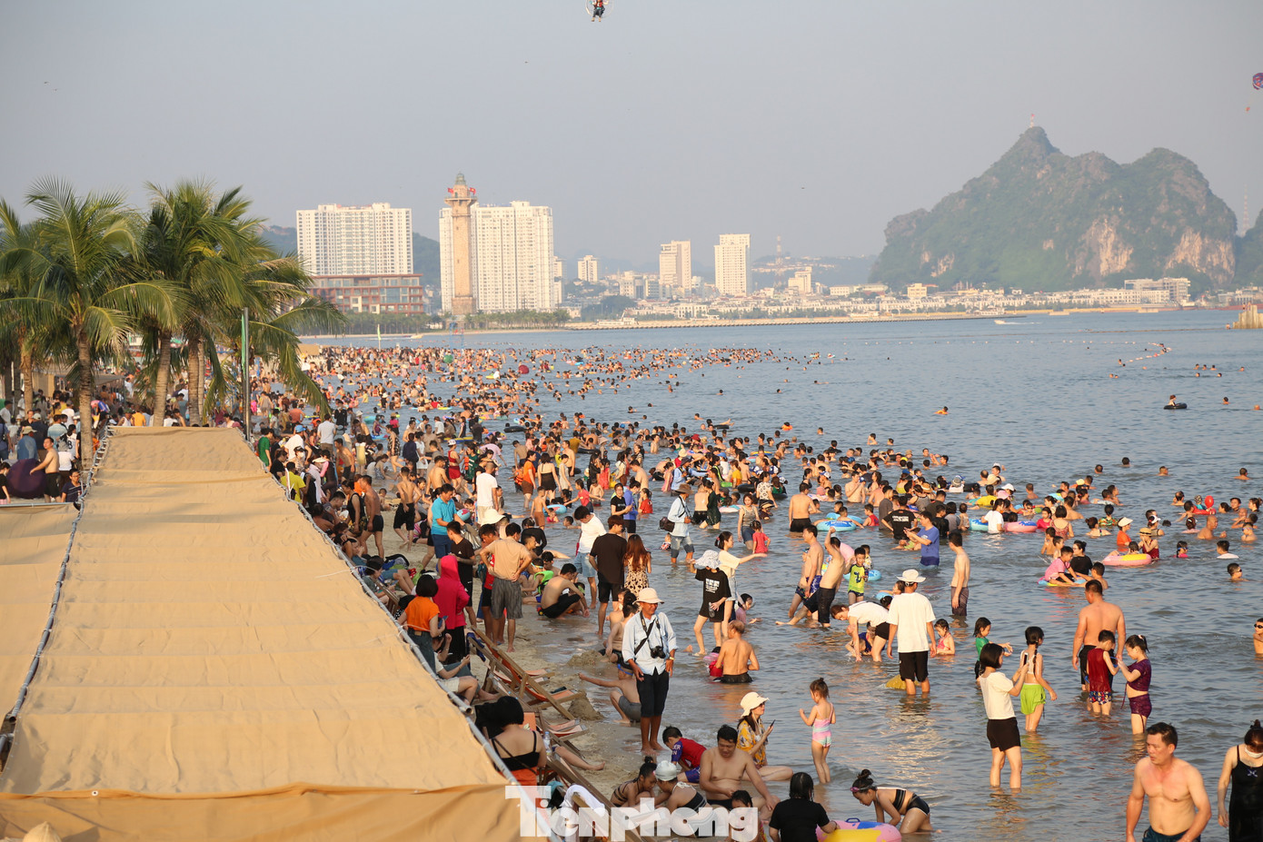 Mới ngày đầu nghỉ lễ nhưng đã có hàng vạn du khách đổ về bãi tắm Bãi Cháy, TP Hạ Long để giải nhiệt.