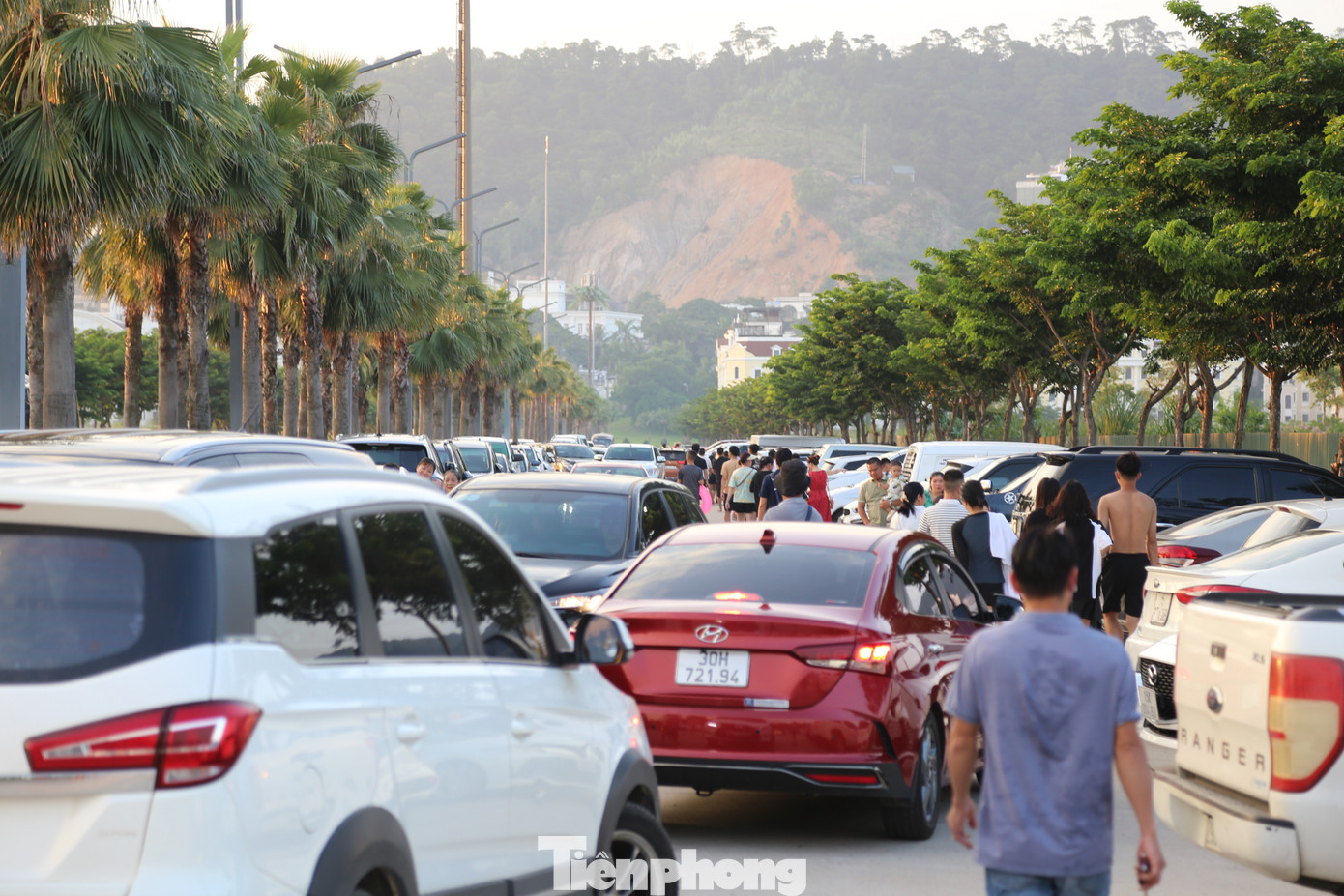 Một số cung đường ở Bãi Cháy bị tắc cục bộ nhưng không kéo dài như mọi năm.