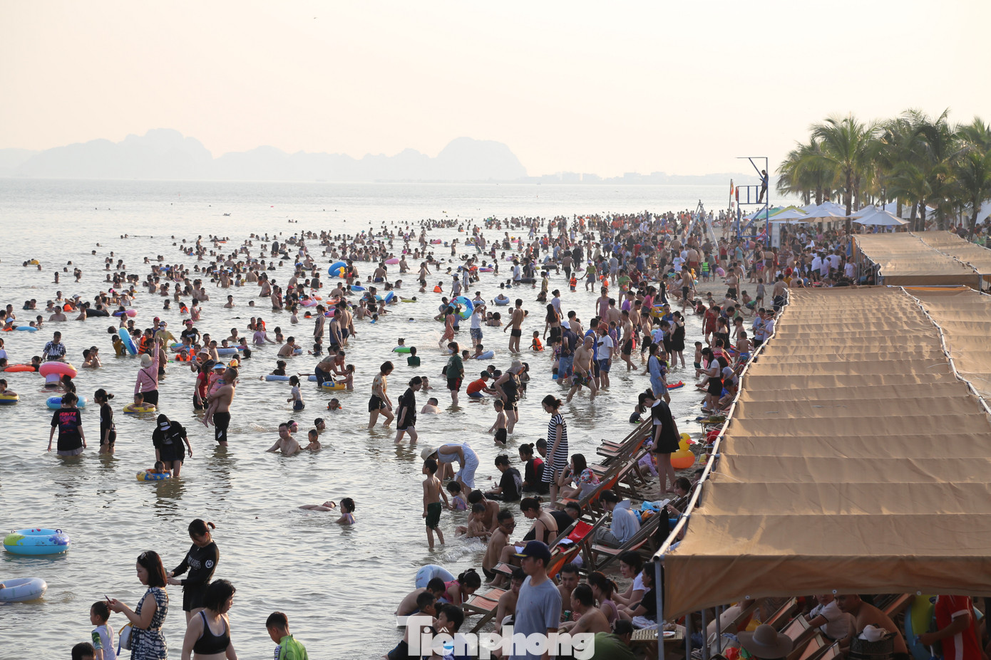 Những người làm dịch vụ ở bãi tắm cho rằng, lượng du khách như này vẫn chưa đông bằng những năm trước khi dịch COVID-19 xảy ra.