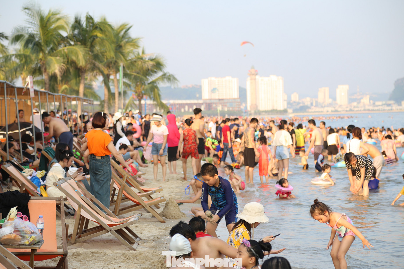 Đúng hôm thủy triều lên nên nước biển Hạ Long xanh mát khiến du khách vô cùng thích thú.