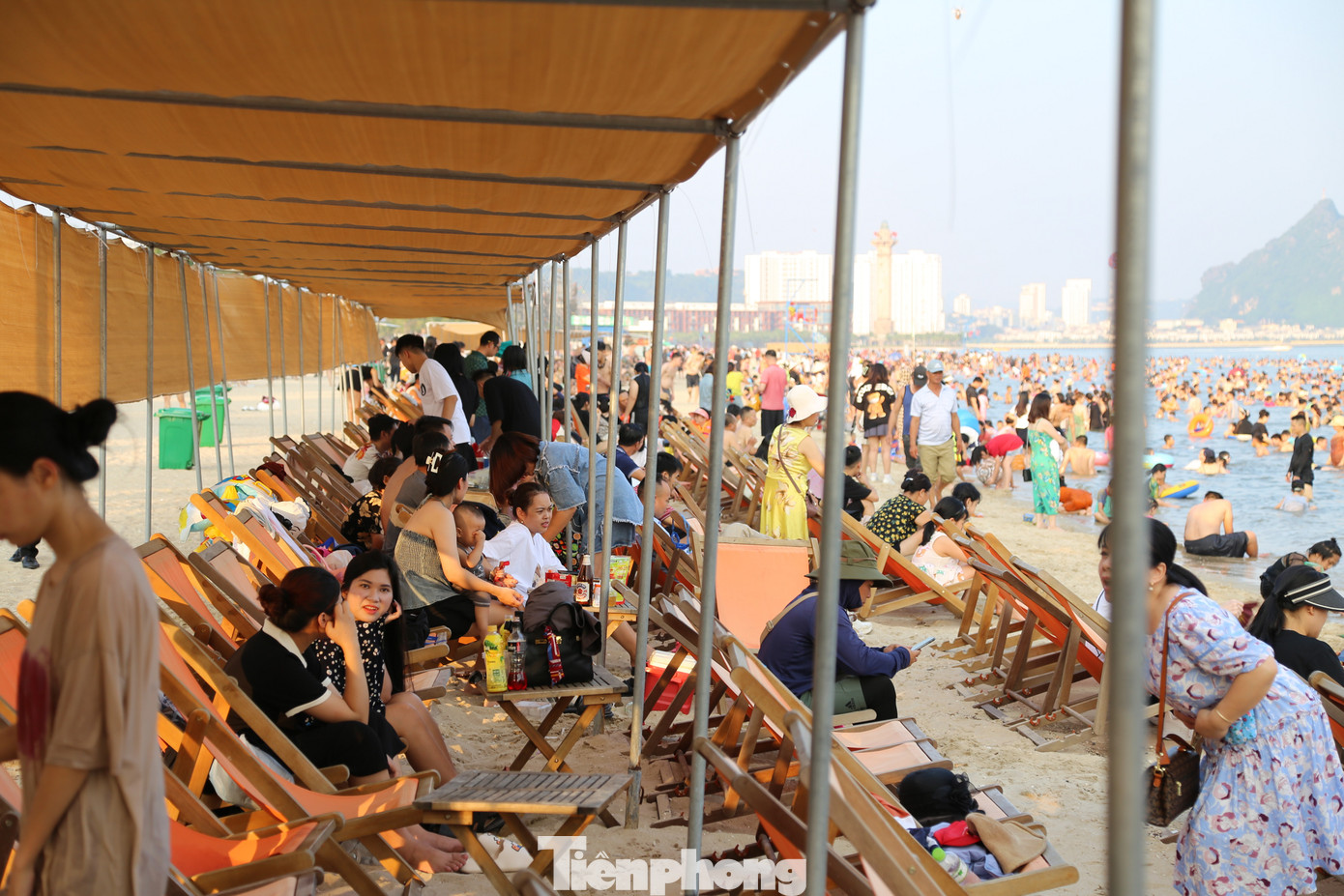Các hàng quán trên bãi biển cũng có dịp phục vụ du khách nhiệt tình.