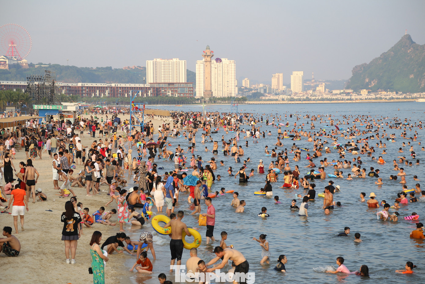 "Gia đình tôi năm nào cũng chọn Hạ Long để đi du lịch vì ở đây cái gì cũng có, đáp ứng tốt mọi nhu cầu của gia đình tôi", chị Huyền My, du khách đến từ Phú Thọ cho biết.