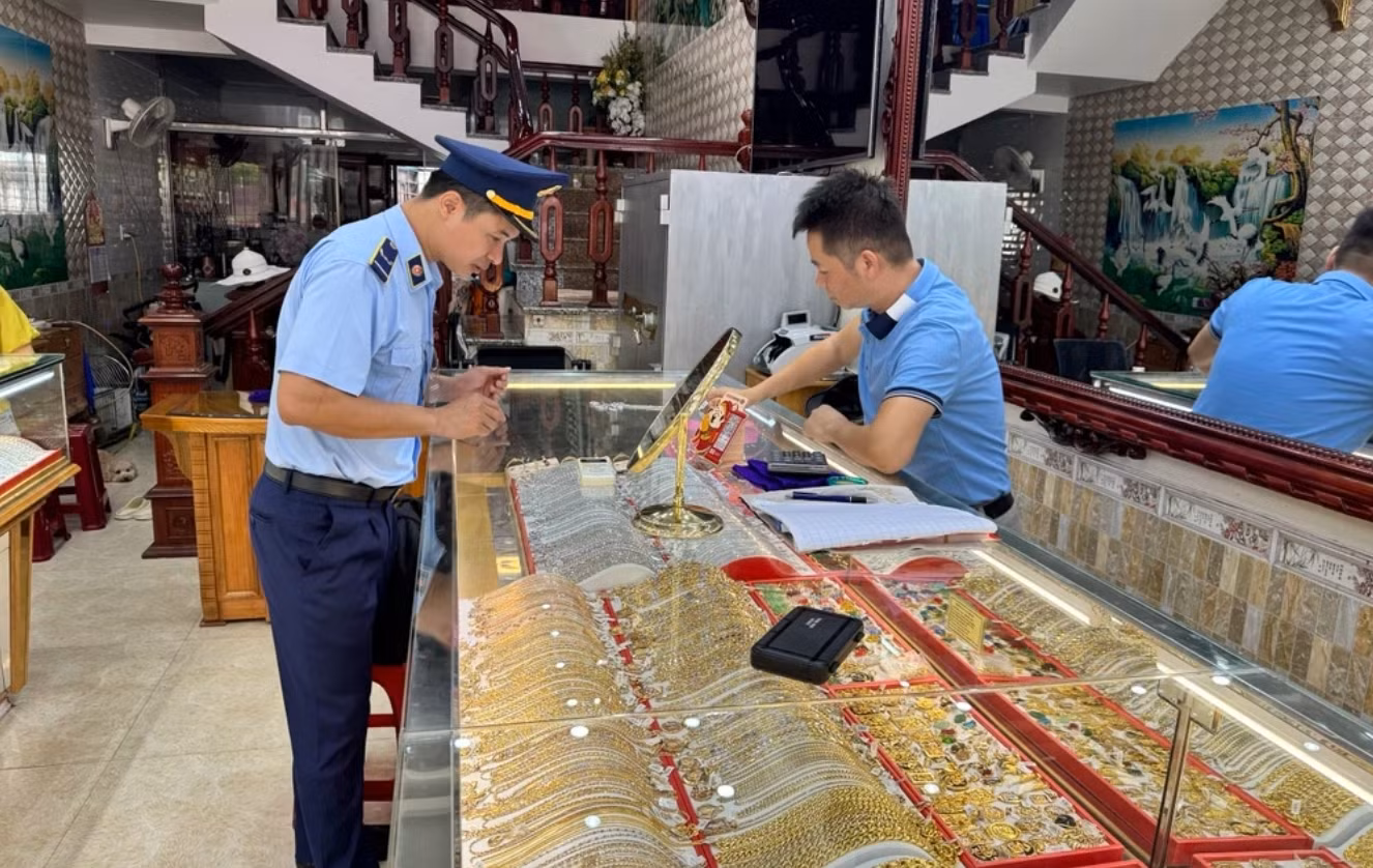 Đội Quản lý thị trường số 4 kiểm tra Cửa hàng vàng, trang sức K.L-M.C. Đội Quản lý thị trường số 4 kiểm tra Cửa hàng vàng, trang sức K.L-M.C.