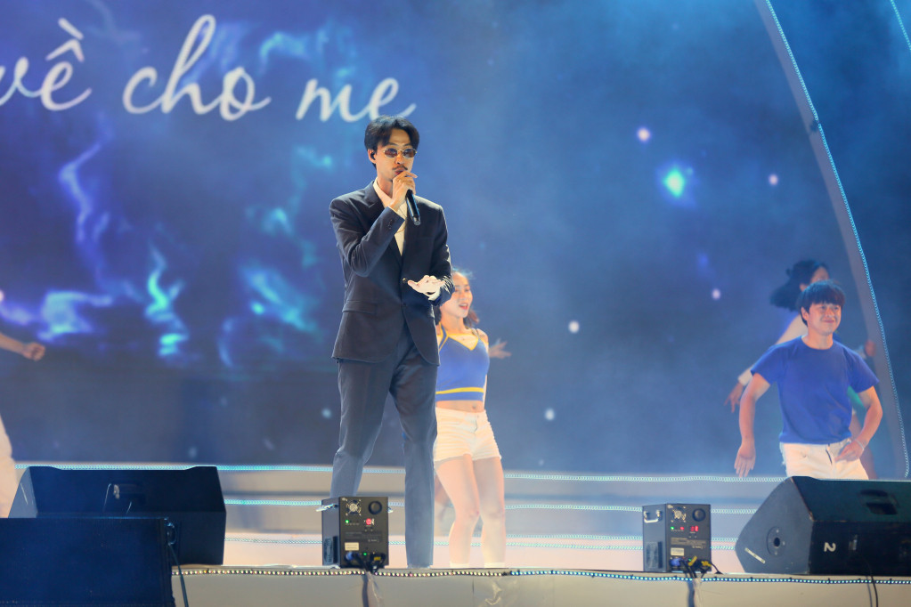 Tiếp đó là những màn biểu diễn các ca sĩ, nghệ sĩ nổi tiếng đem lại sự hứng khởi cho hàng vạn khán giả tham dự. Trong ảnh là màn biểu diễn của ca sĩ Đen Vâu, một người con của đất mỏ.