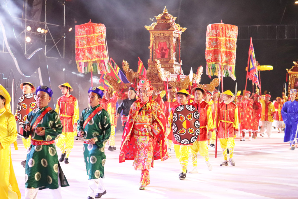 Màn tái hiện lại lịch sử hào hùng của dân tộc mang đến nhiều nét đặc sắc của nghệ thuật sân khấu.