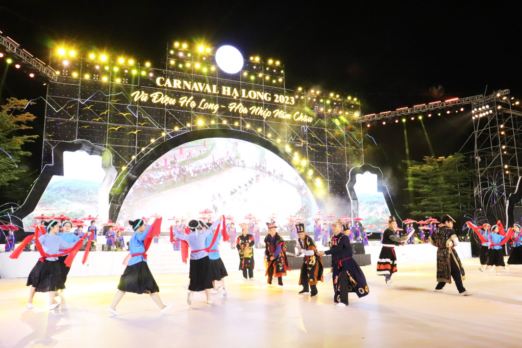 Trong đó, điểm nhấn đó là chủ đề "Hạ Long rực rỡ kỳ quan" là những màn múa hát ấn tượng, giàu cảm xúc giới thiệu đến du khách về vịnh Hạ Long – kỳ quan thiên nhiên thế giới, nguồn cảm hứng nghệ thuật vô tận.