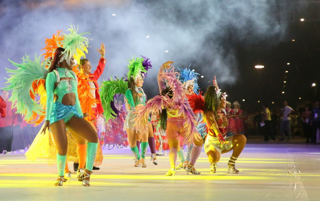 Các vũ công trong nước và quốc tế thể hiện những điệu nhảy Samba mang tinh thần Mỹ La tinh, Flamenco mang tinh thần Tây Ban Nha cùng những sắc màu lung linh.