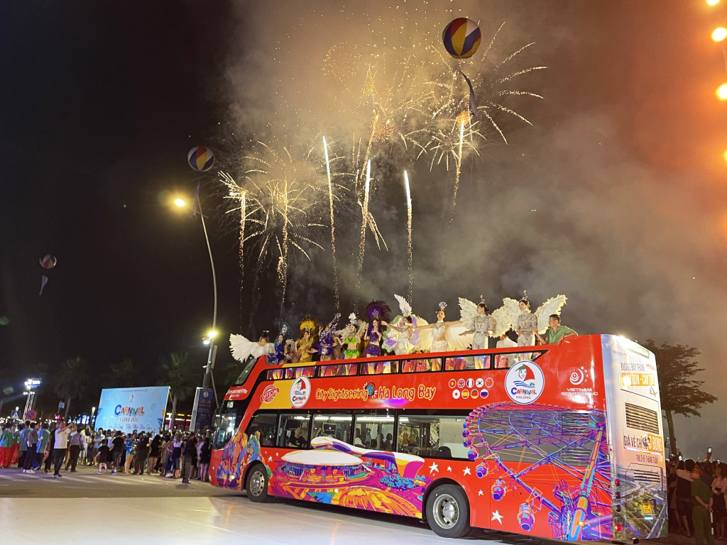 Những điệu nhảy khi được hòa cùng nhau trong lễ hội Carnaval Hạ Long mang tinh thần kết nối, hội tụ, là lời mời bạn bè khắp năm châu về với Hạ Long.