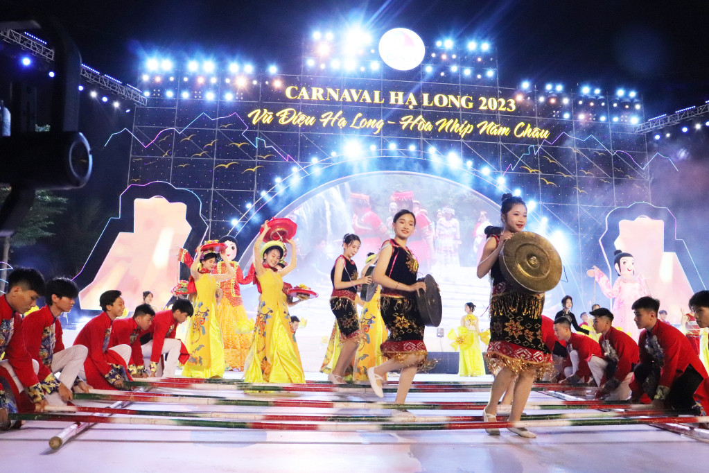 Chủ đề "Vũ hội Carnaval đường phố" mang màu sắc riêng, đem lại cho du khách nhiều cảm nhận thông qua các điệu nhảy, múa truyền thống của các dân tộc, các nền văn hóa khác nhau.