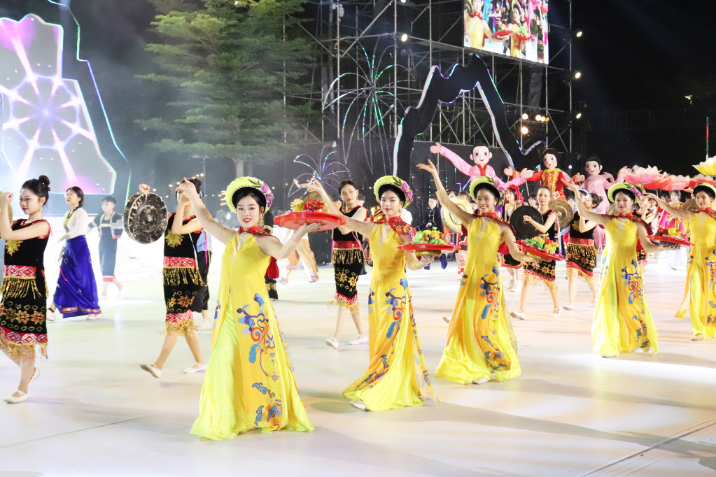 Chương trình được diễn ra trong 90 phút với sự tham gia của gần 2.500 diễn viên chuyên và không chuyên theo 4 nhóm chủ đề.