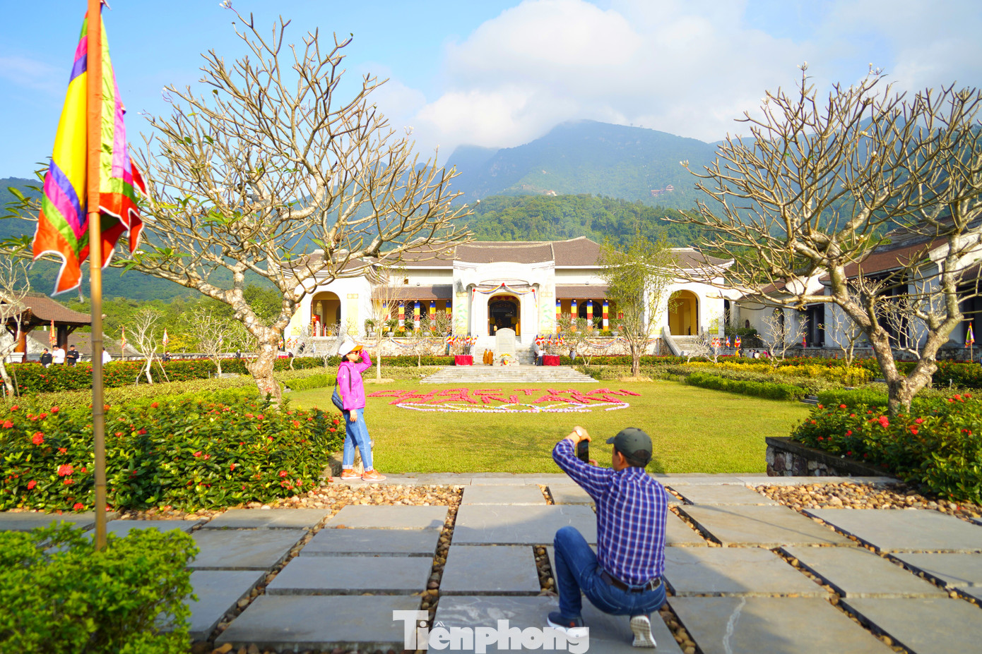 Trong bối cảnh chung, Cung Trúc Lâm là điểm kết thúc của trục Tâm Đạo còn gọi là "trục linh" là không gian theo một đường thẳng nối từ chính giữa cổng Khai Tâm đi qua một loạt hạng mục công trình. Trong bối cảnh chung, Cung Trúc Lâm là điểm kết thúc của trục Tâm Đạo còn gọi là "trục linh" là không gian theo một đường thẳng nối từ chính giữa cổng Khai Tâm đi qua một loạt hạng mục công trình.