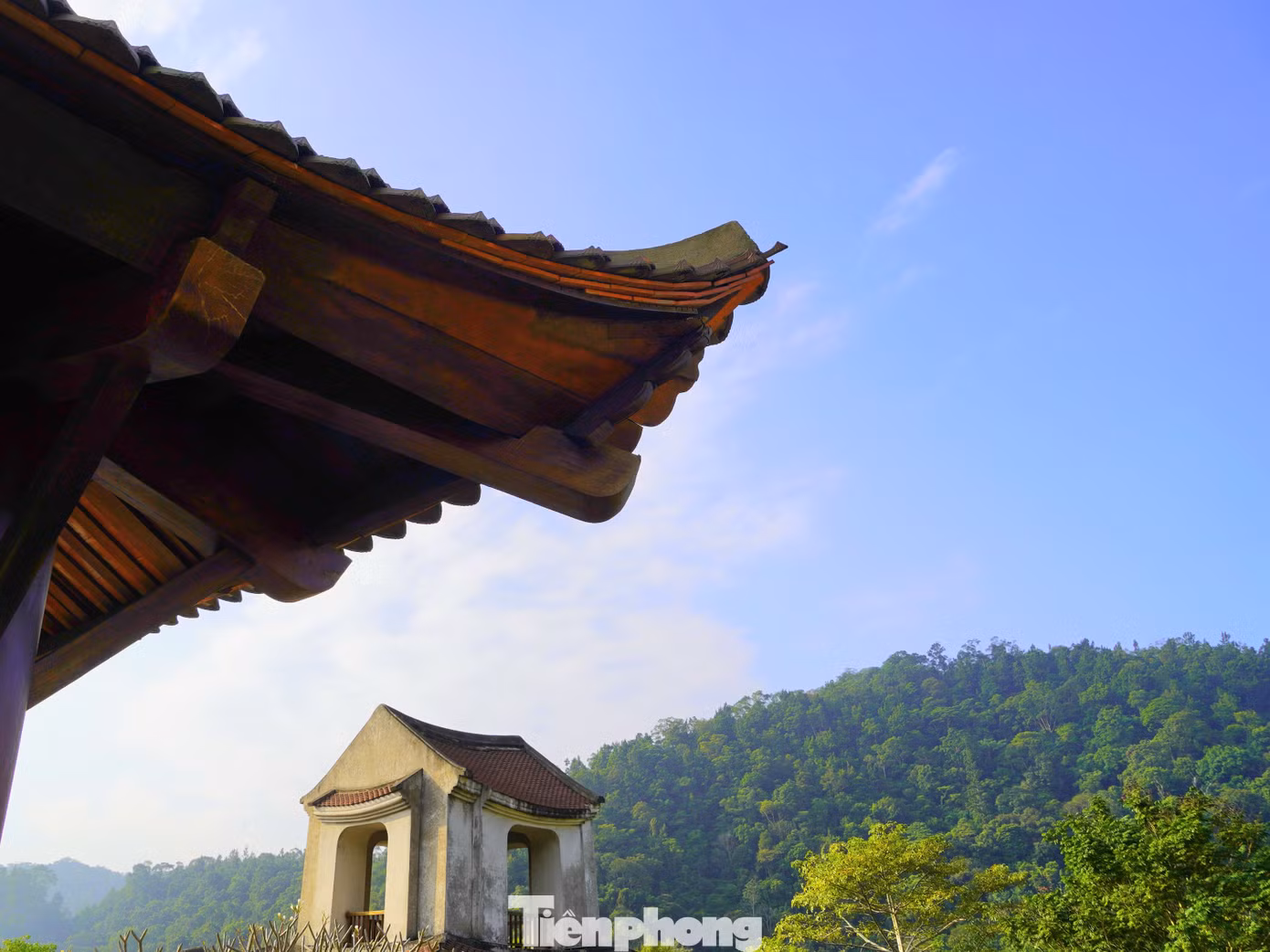 Các đường nét chính mà quần thể công trình được kế thừa từ tháp tổ bao gồm cổng, cửa cuốn vòm, bức tường dày, được vuốt cao lên ở hai bên, mái ngắn lợp ngói mũi sen sẫm màu, các đường phào chỉ dọc theo riềm mái.