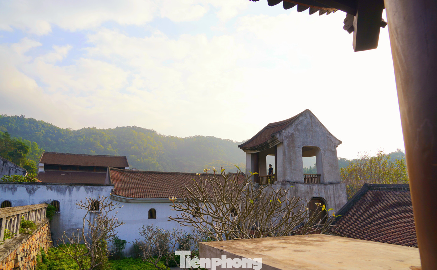 Từ yếu tố gốc này, kiến trúc sư đã nhân bản một số đường nét cơ bản và truyền tải tinh thần nhà Trần, thế kỷ XIII vào toàn bộ quy hoạch, kiến trúc tổng thể và chi tiết của toàn bộ quần thể. Từ yếu tố gốc này, kiến trúc sư đã nhân bản một số đường nét cơ bản và truyền tải tinh thần nhà Trần, thế kỷ XIII vào toàn bộ quy hoạch, kiến trúc tổng thể và chi tiết của toàn bộ quần thể.