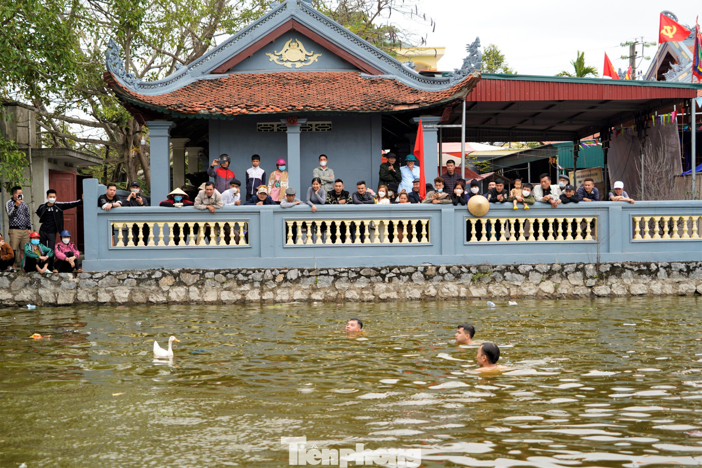 Tiếng hò hét cổ vũ của dân làng cùng tiếng quạt nước đuổi vịt của các thanh niên khiến không khí hội rất sôi nổi.