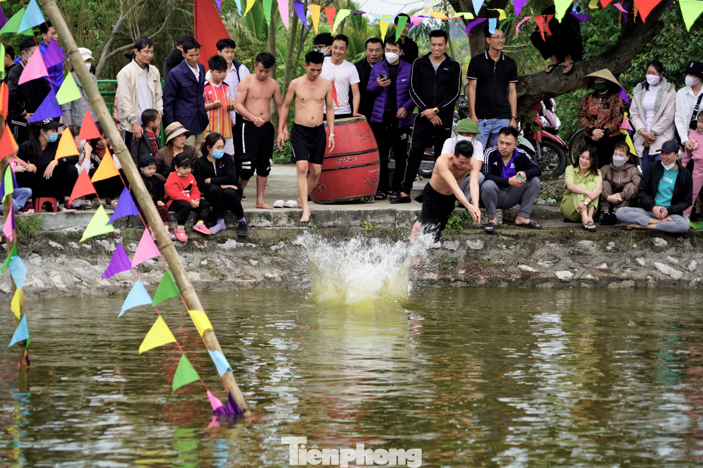 Mỗi nhóm có 3 thanh niên không ngại gió rét cởi trần nhảy xuống hồ tham gia trò chơi bắt vịt.