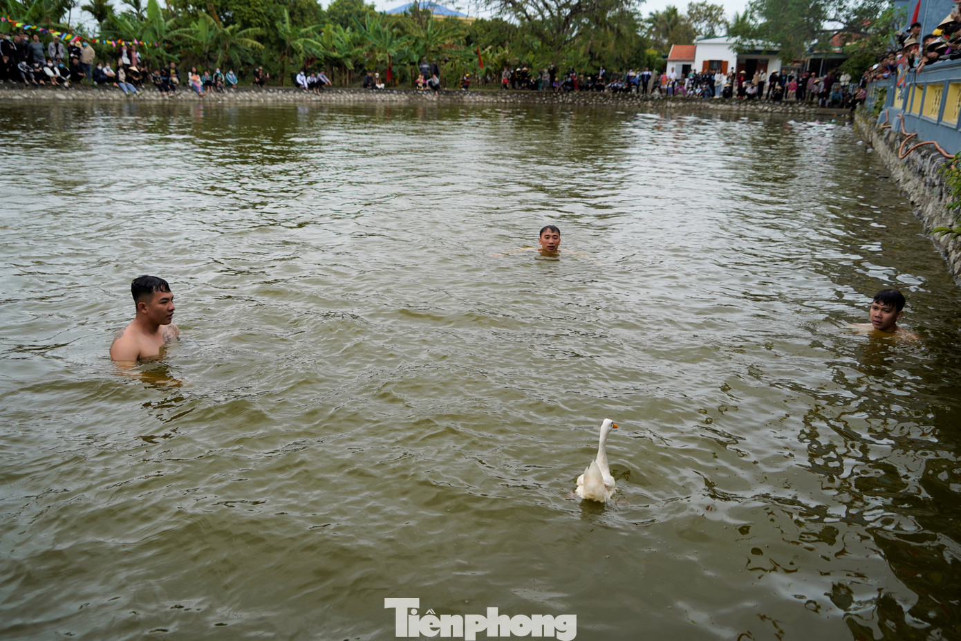 Trò chơi đòi hỏi nhóm thanh niên phải kiên trì và phối hợp ăn ý với nhau.