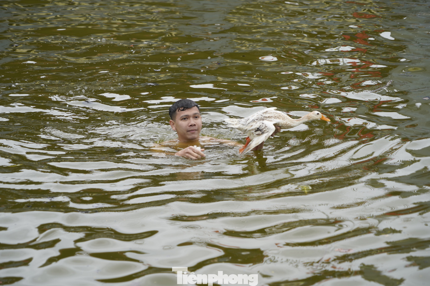 Hội làng Yên Đông năm nào cũng sôi động khi diễn ra trò chơi bắt vịt.