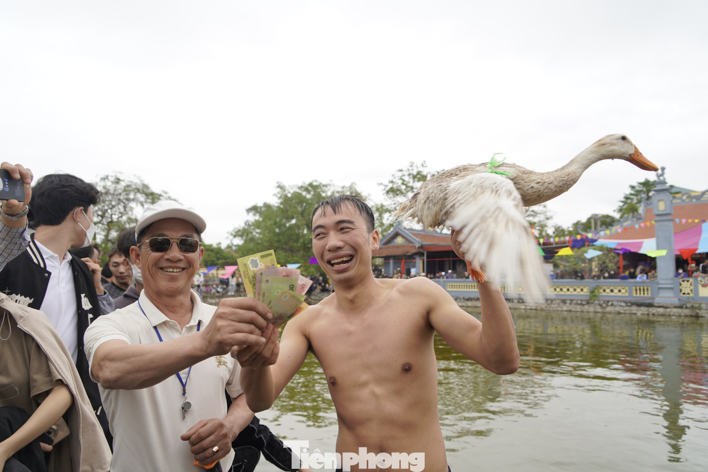 Người thắng cuộc sẽ được nhận thưởng từ dân làng đóng góp và nghiễm nhiên chú vịt bắt được cũng là phần quà cho người thắng cuộc.