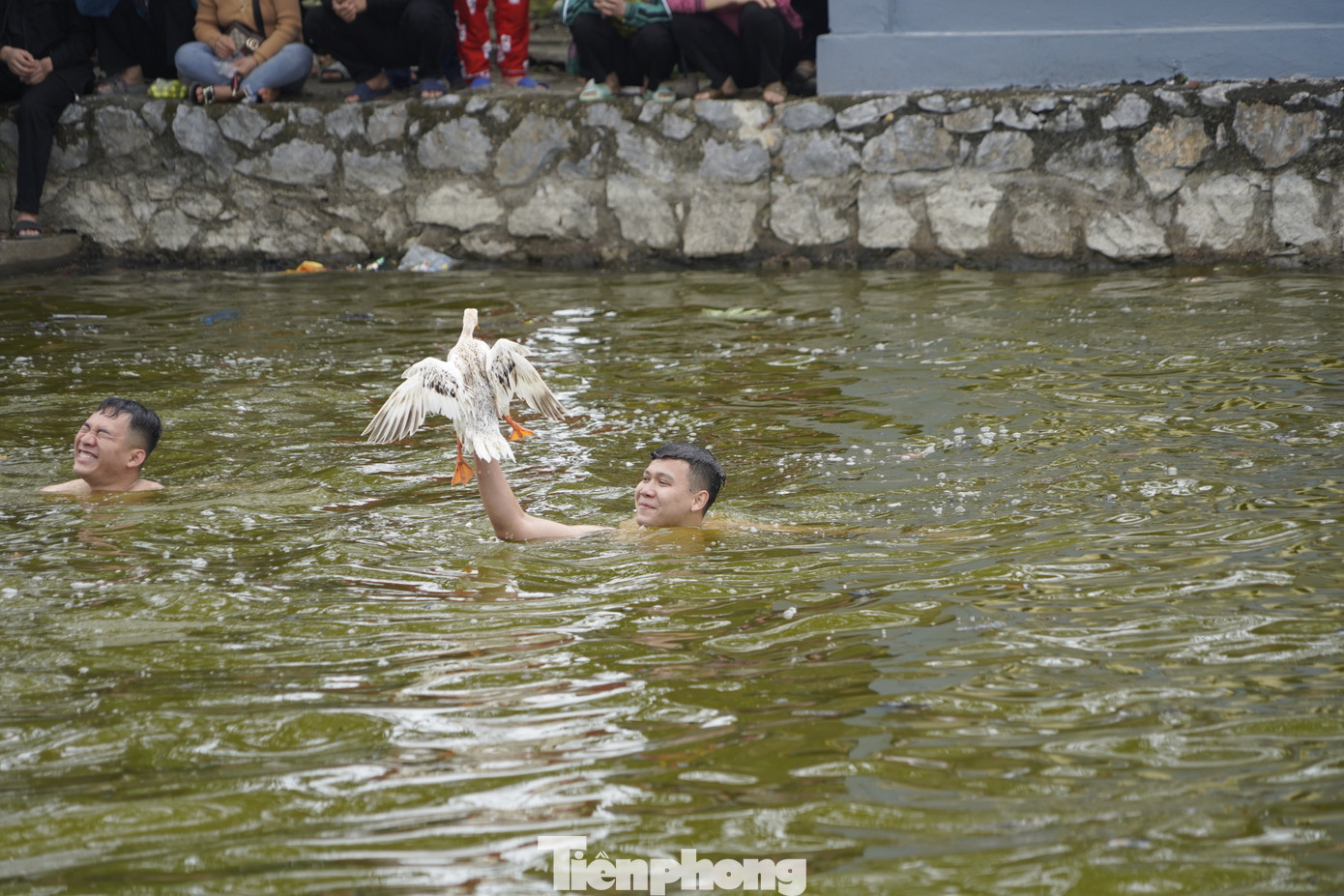 Người bắt được vịt sẽ là người chiến thắng trò chơi.