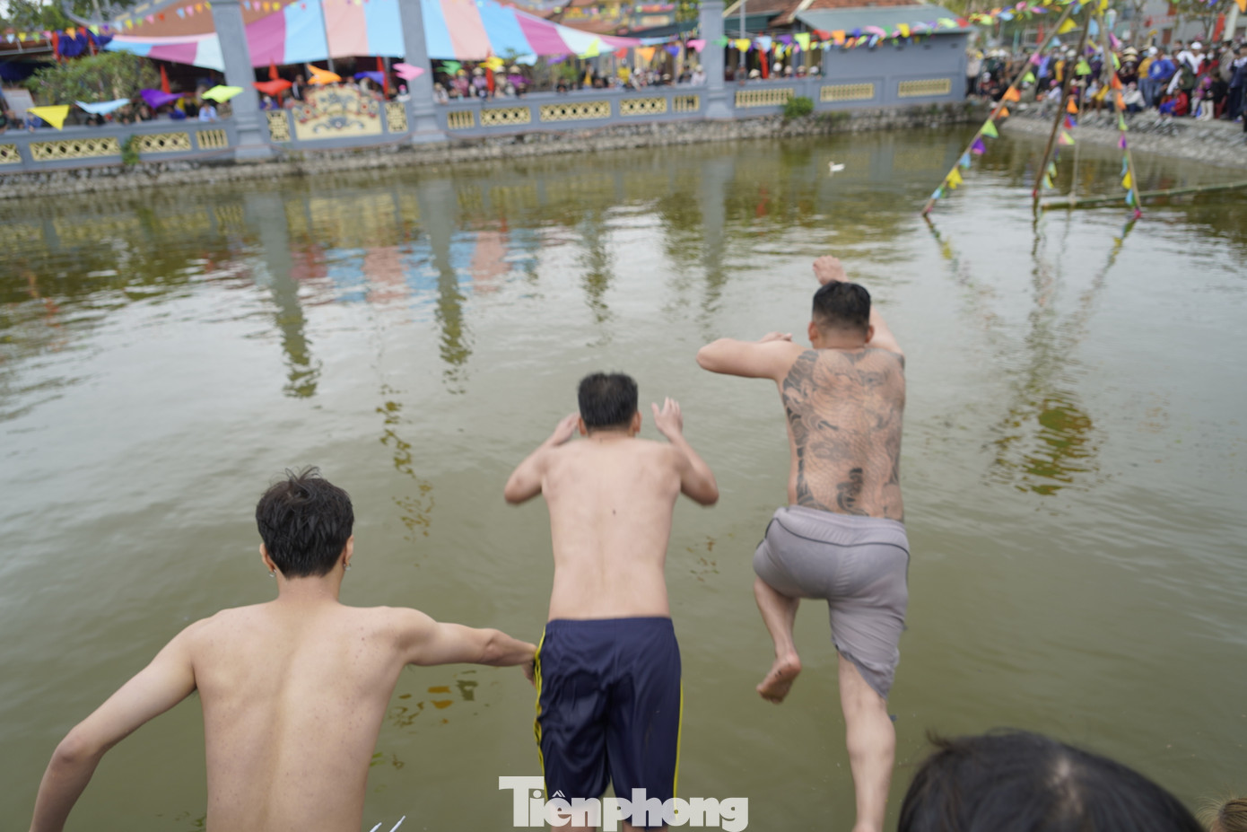 Một con vịt sẽ được thả dưới hồ bán nguyệt trước sân đình để thử thách các thanh niên trong làng.