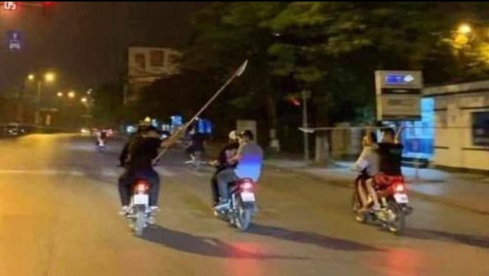 Nhóm thanh niên vác tuýp sắt gắn dao rượt đuổi, chém nhau trên phố hôm 5/6