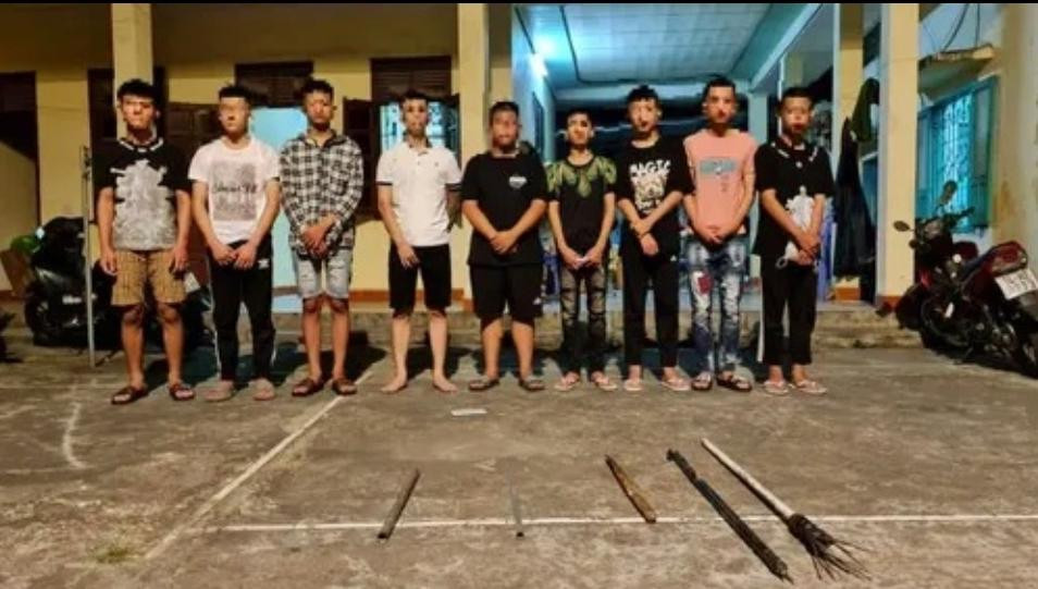 Nhóm thanh, thiếu niên và hung khí bị do Công an thành phố Uông Bí phát hiện, ngăn chặn tối ngày 3/6.