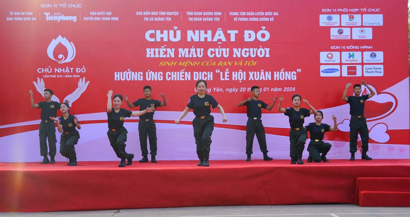 Mở màn với nhiều tiết mục văn nghệ đặc sắc đến từ các đoàn viên thanh niên và cán bộ, chiến sĩ Trung tâm Huấn luyện quốc gia về phòng chống khủng bố.