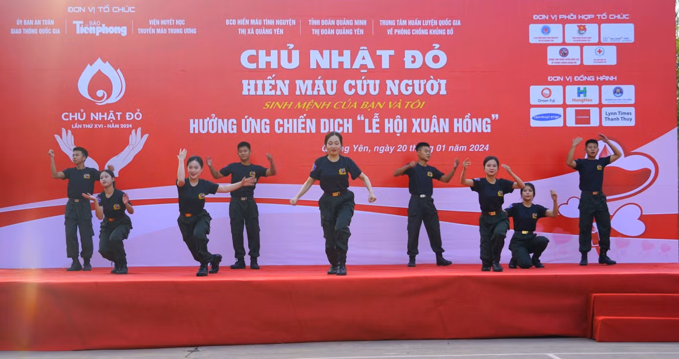 Mở màn với nhiều tiết mục văn nghệ đặc sắc đến từ các đoàn viên thanh niên và cán bộ, chiến sĩ Trung tâm Huấn luyện quốc gia về phòng chống khủng bố.