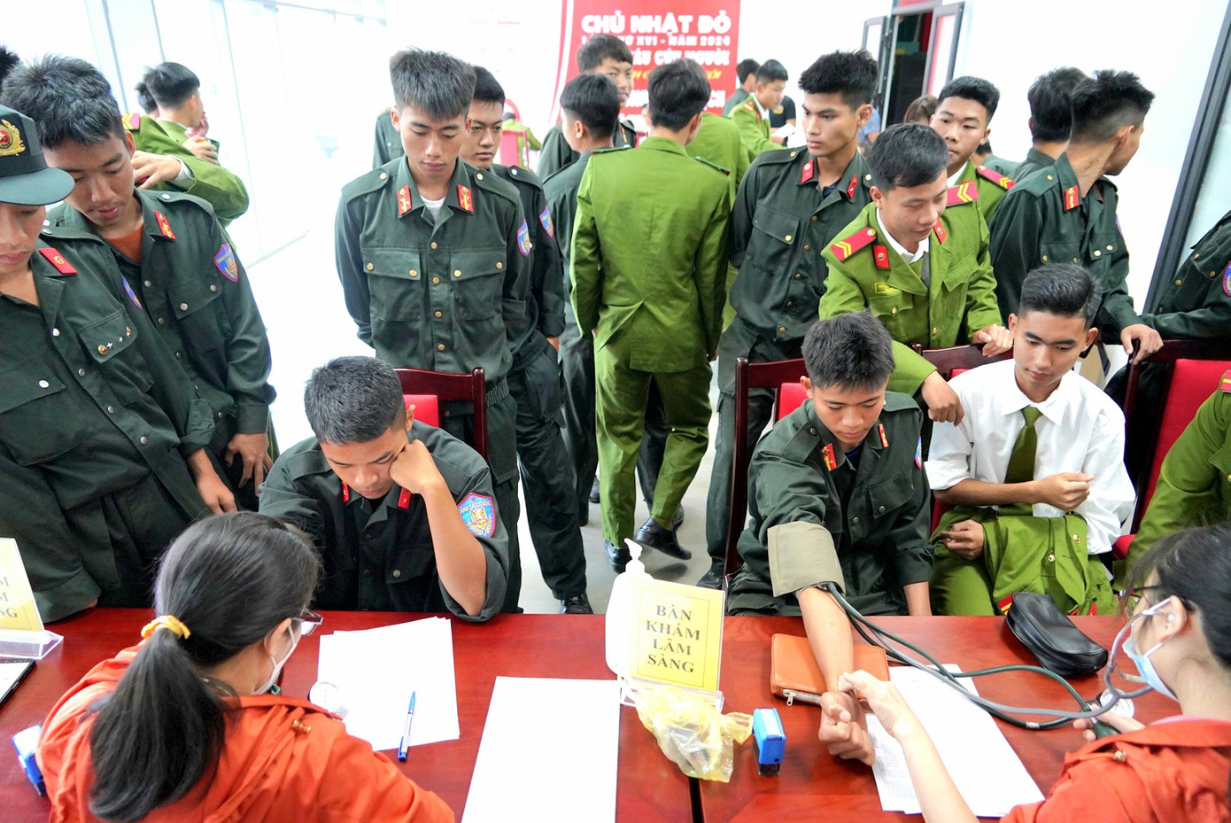 Qua thăm khám và sàng lọc, 100% các cán bộ chiến sĩ đều đạt tiêu chuẩn để hiến máu.