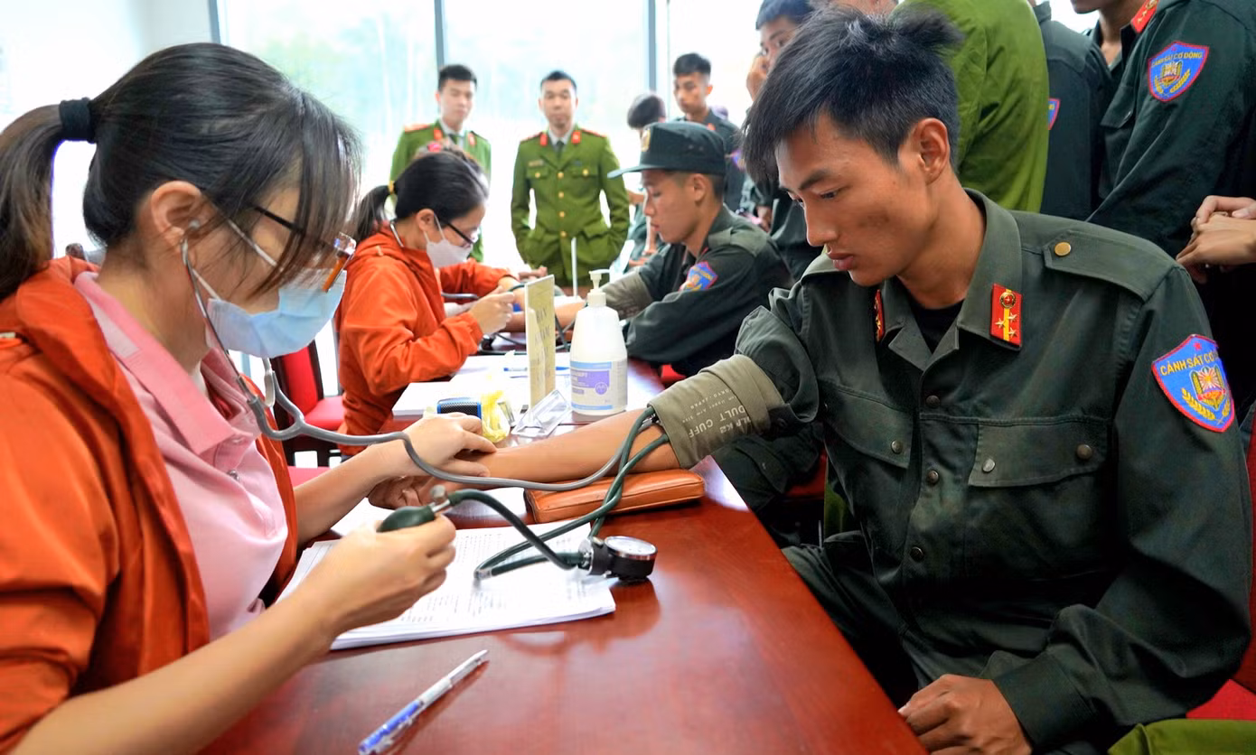 "Em nhất định phải đăng ký hiến máu đợt này vì nghe các bạn nói sau khi hiến máu sẽ tăng cân và cơ thể sẽ tái tạo lại máu mới. Bao năm nay ăn nhiều nhưng vẫn gầy làm bạn gái ở quê cứ chê em là cao kều", chiến sĩ Hà Văn Long vui vẻ chia sẻ.