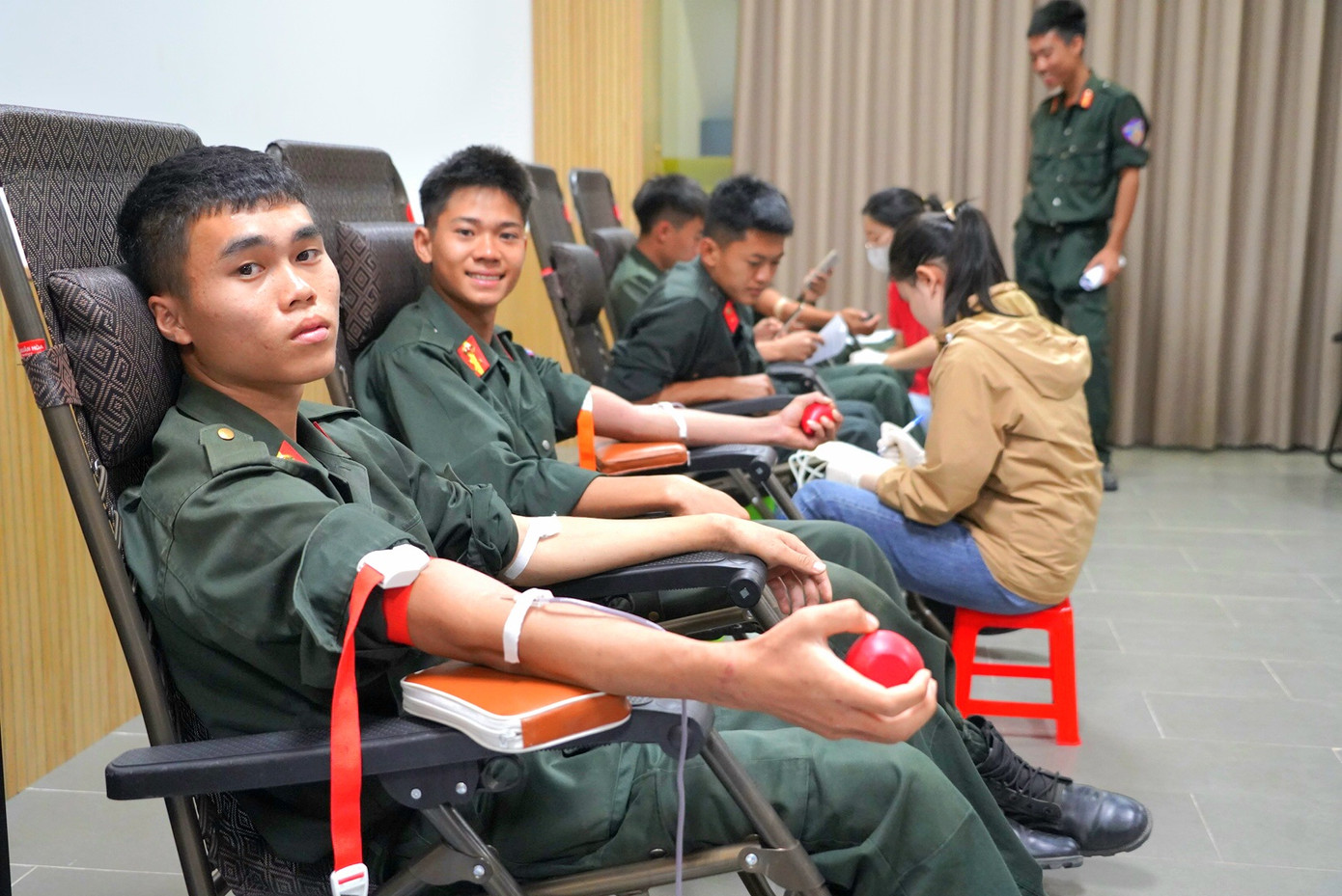 Nhiều chiến sỹ còn không nhớ đã hiến máu bao nhiêu lần khi được ban tổ chức hỏi.