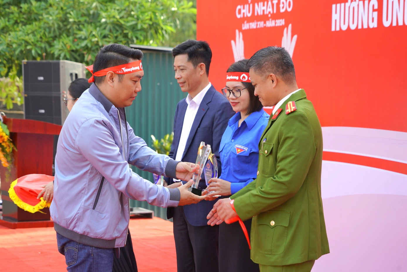 Đại diện báo Tiền Phong trao kỷ niệm chương cho các đơn vị phối hợp tổ chức Chủ Nhật Đỏ lần thứ XVI tại Quảng Ninh.