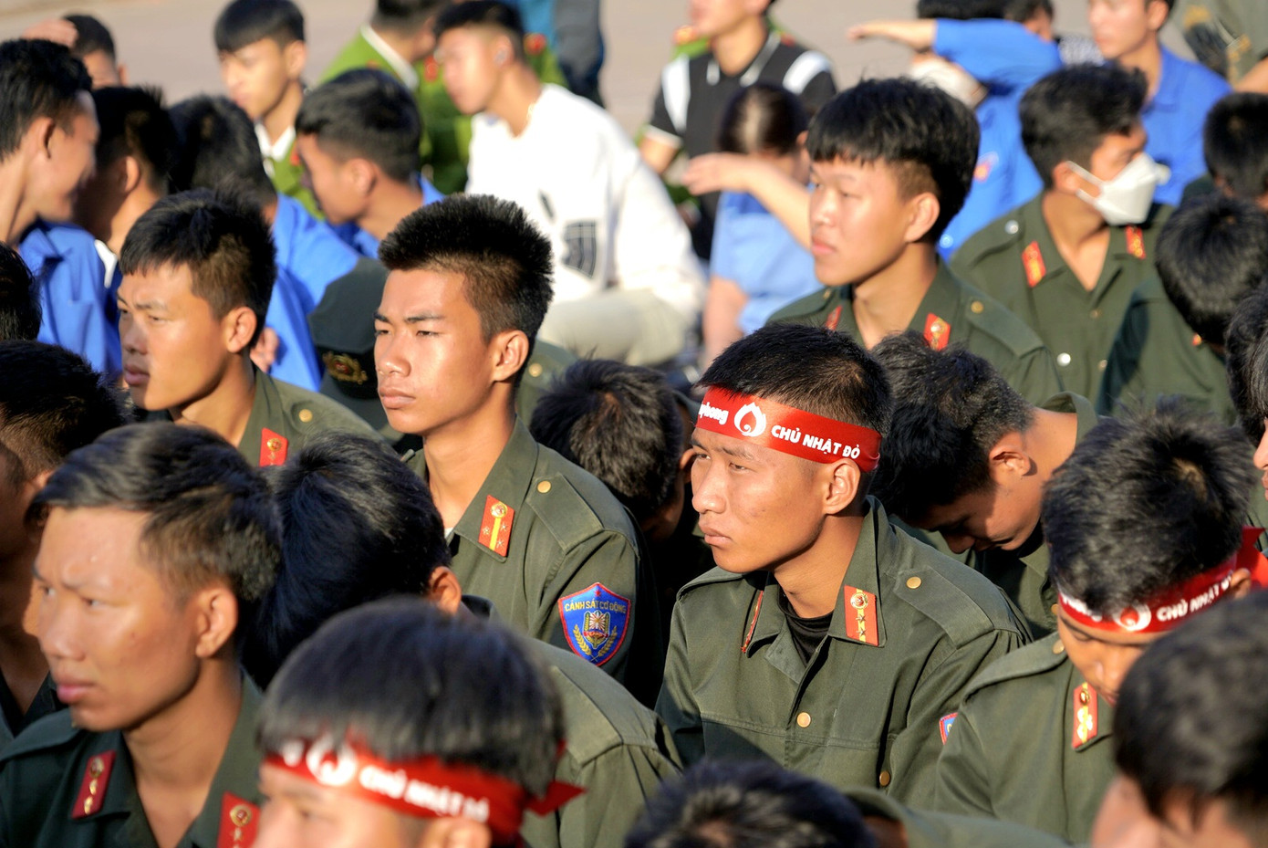 Từ sáng sớm đã có hàng trăm cán bộ, chiến sĩ thuộc Trung tâm Huấn luyện quốc gia về phòng chống khủng bố cùng đoàn viên thanh niên thị xã Quảng Yên đã có mặt để tham dự chương trình.