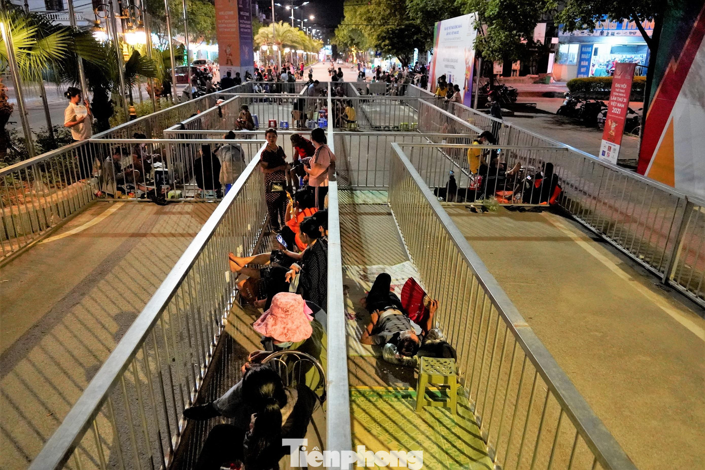 Một cảnh tượng chưa từng có tại sân vận động Cẩm Phả.