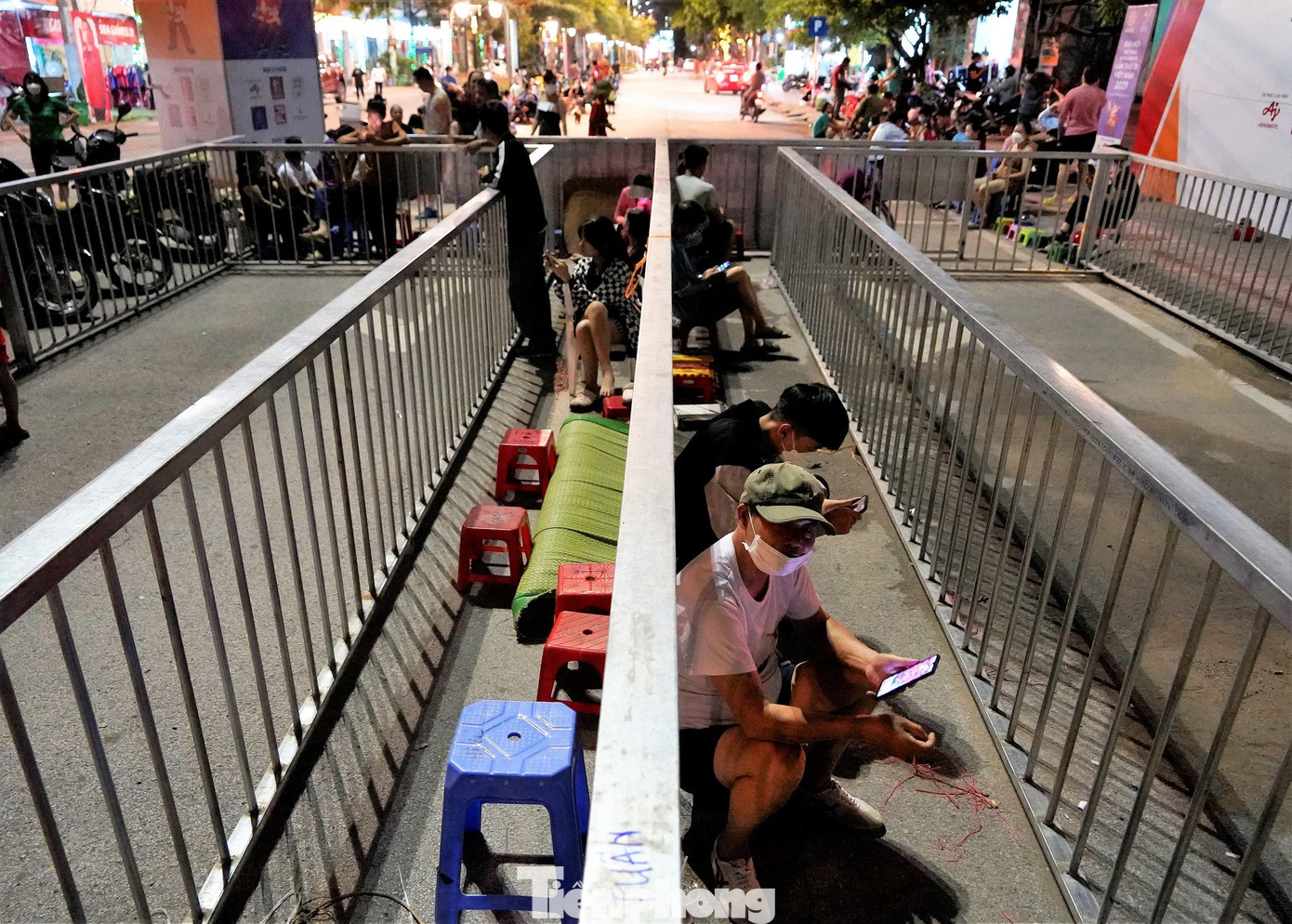 Dù đến sáng nay (21/5), ban tổ chức mới phát vé xem trận chung kết bóng đá nữ nhưng nhiều người xếp hàng từ trước đó một ngày. Ghi nhận vào tối 20/5, khu vực xếp hàng lấy vé đã có rất đông người &quot;cố thủ&quot;.