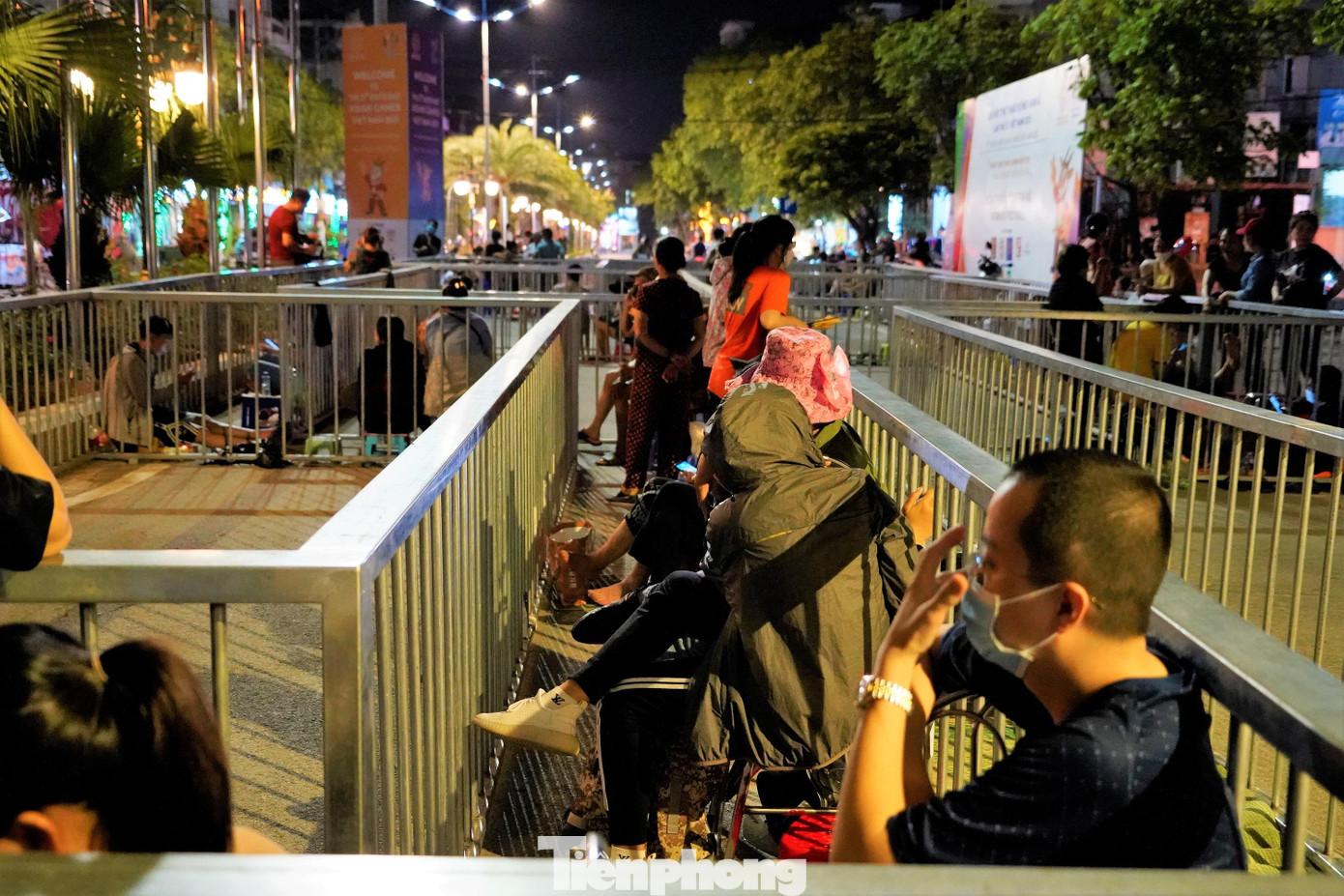 Nhiều người đã xếp hàng từ sáng sớm, nhưng đến trưa thời tiết quá nắng nóng nên họ đã dùng các vật dụng như gạch, đá, ghế nhựa, thậm chí viết cả tên lên mặt đường để &quot;xí chỗ&quot;.