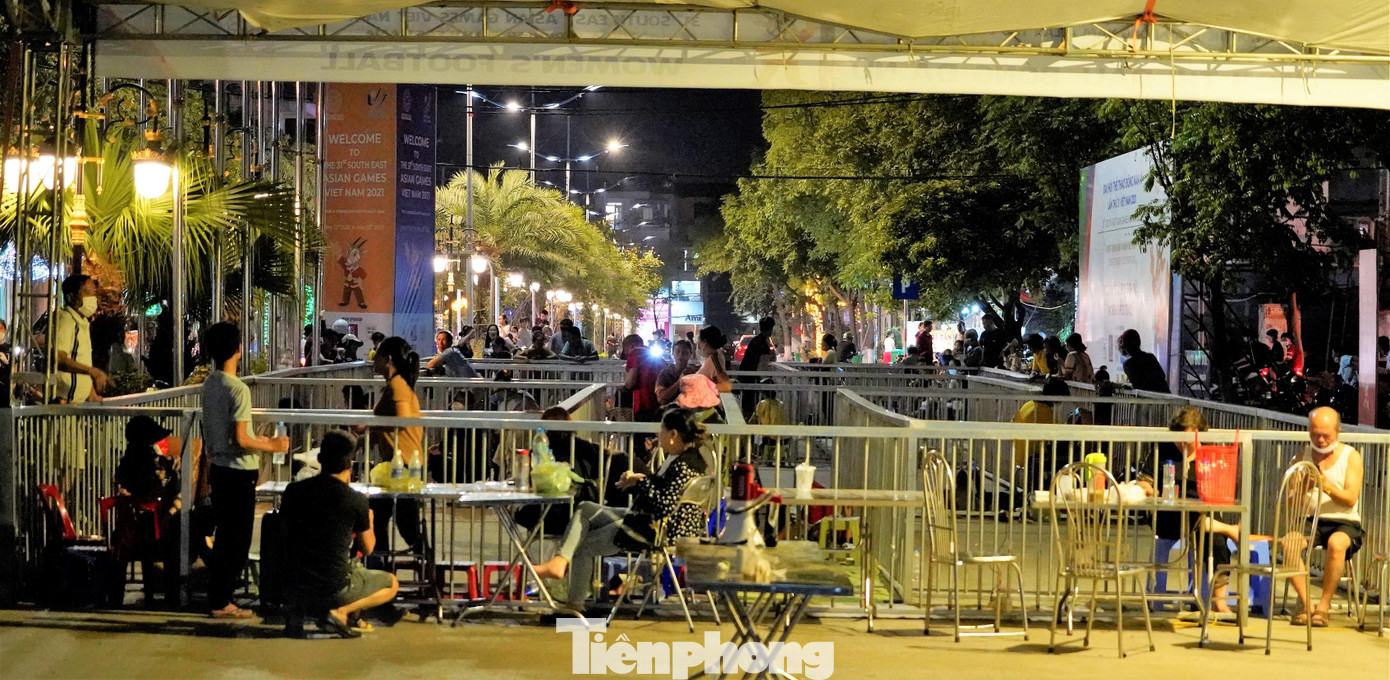 Vì gây mất cảnh quan đô thị và ảnh hưởng đến hình ảnh của thành phố nên lực lượng chức năng đã thu dọn các vật dụng của người dân dùng để &quot;xếp hàng&quot;.