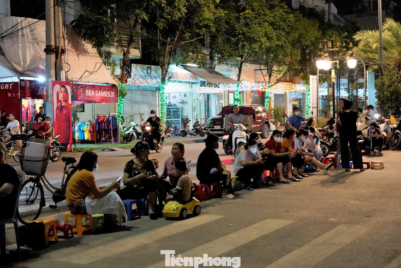 Ghi nhận đến 22h ngày 20/5, trước cửa sân vận động Cẩm Phả (Quảng Ninh) đã đông nghịt người xếp hàng chờ nhận vé xem trận chung kết.