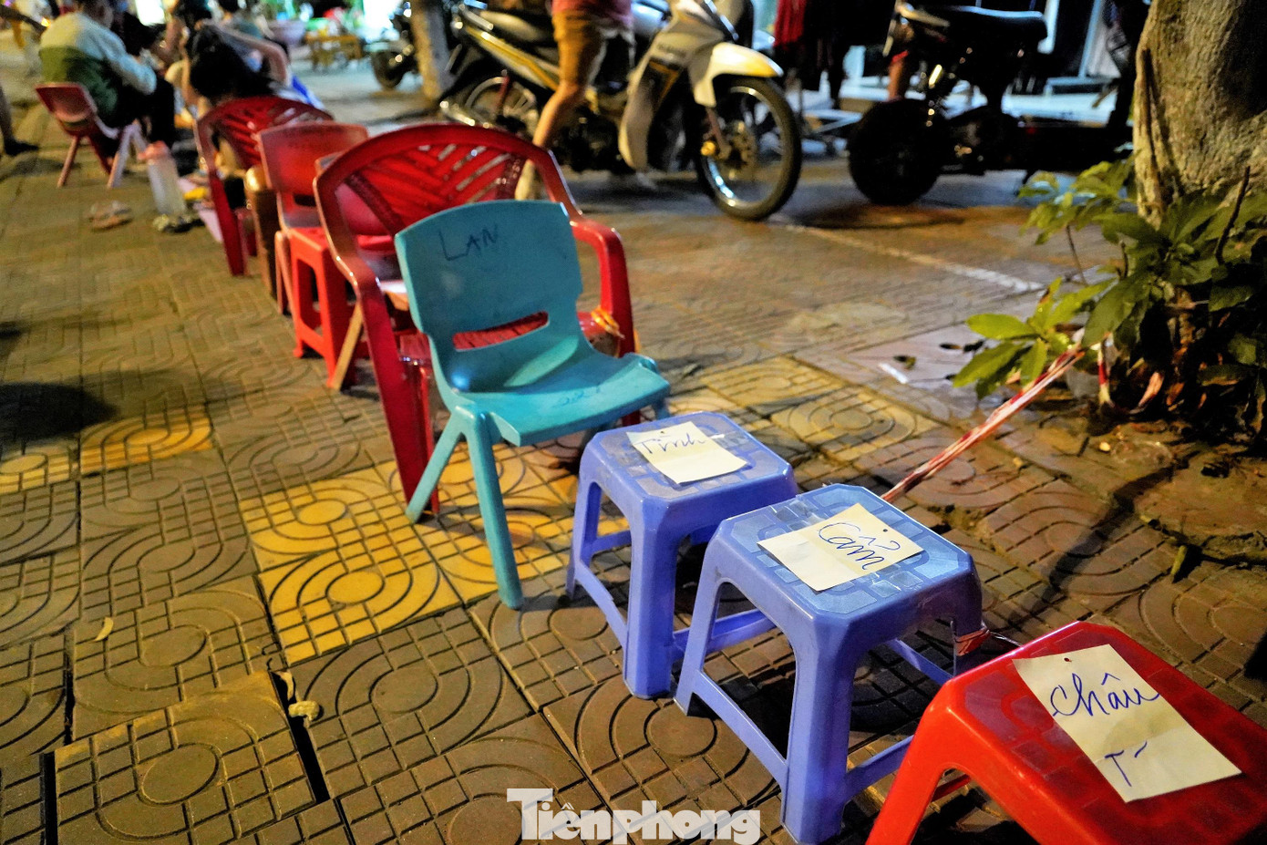 Ghế xếp hàng được ghi tên.