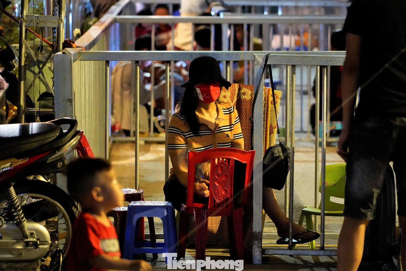 &quot;Bằng mọi giá chúng tôi phải xin được vé để vào sân cổ vũ cho đội tuyển nữ Việt Nam&quot;, chị Hà, phường Cẩm Bình, Cẩm Phả nói.