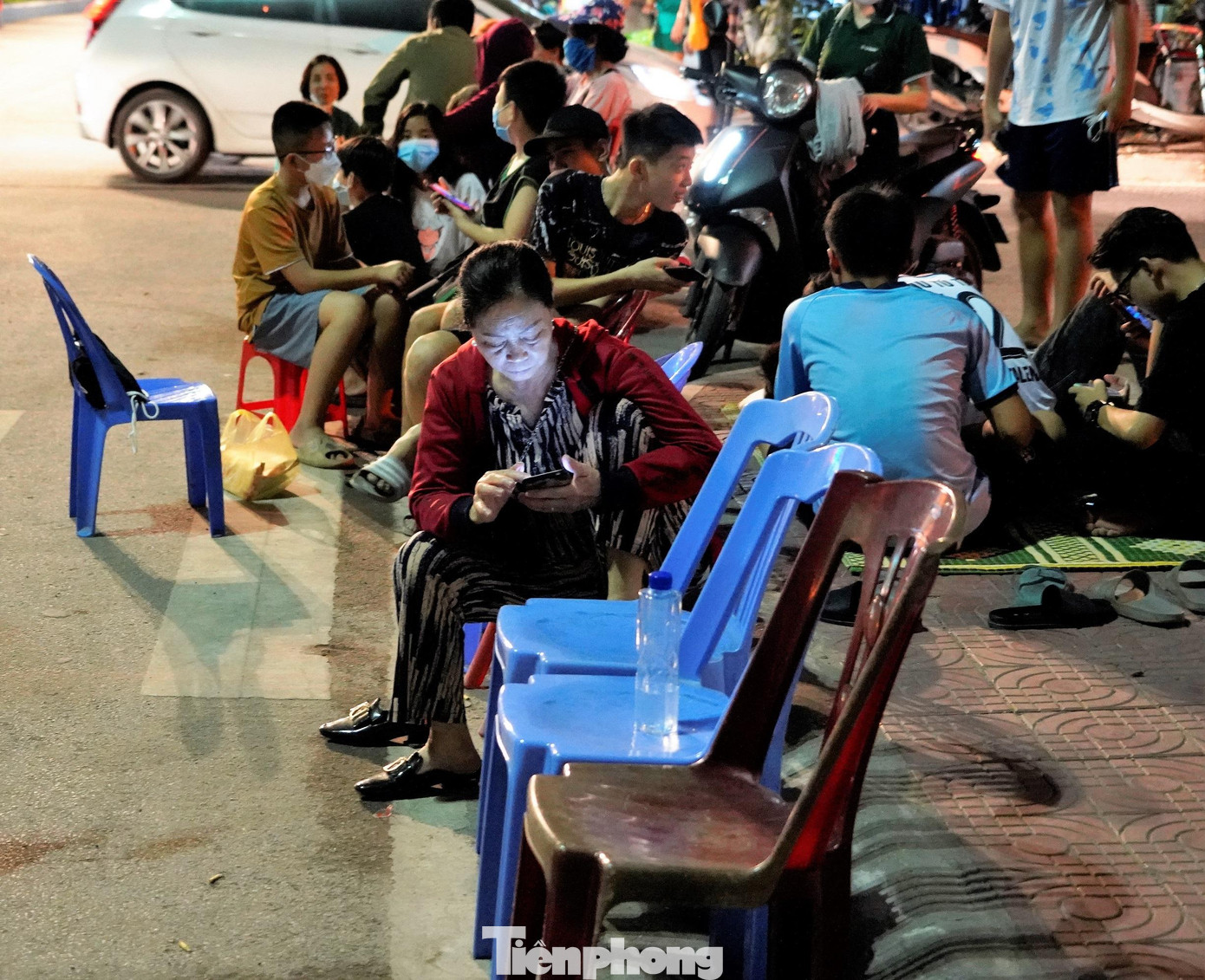 Có nhiều gia đình cắt cử người &quot;cố thủ&quot; ở vị trí xếp hàng, đồng thời chia ca. Sau khoảng 5 tiếng, họ tiến hành &quot;đổi ca&quot; để không bị mất chỗ theo thứ tự.