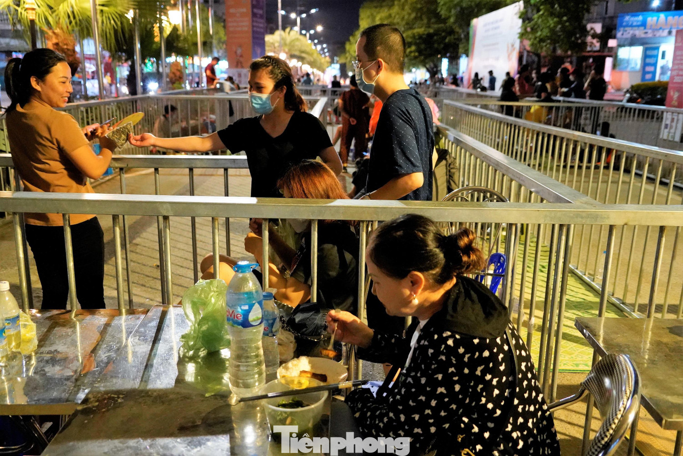 Ăn uống tại chỗ chỉ mong trời sáng để nhận được vé mời.