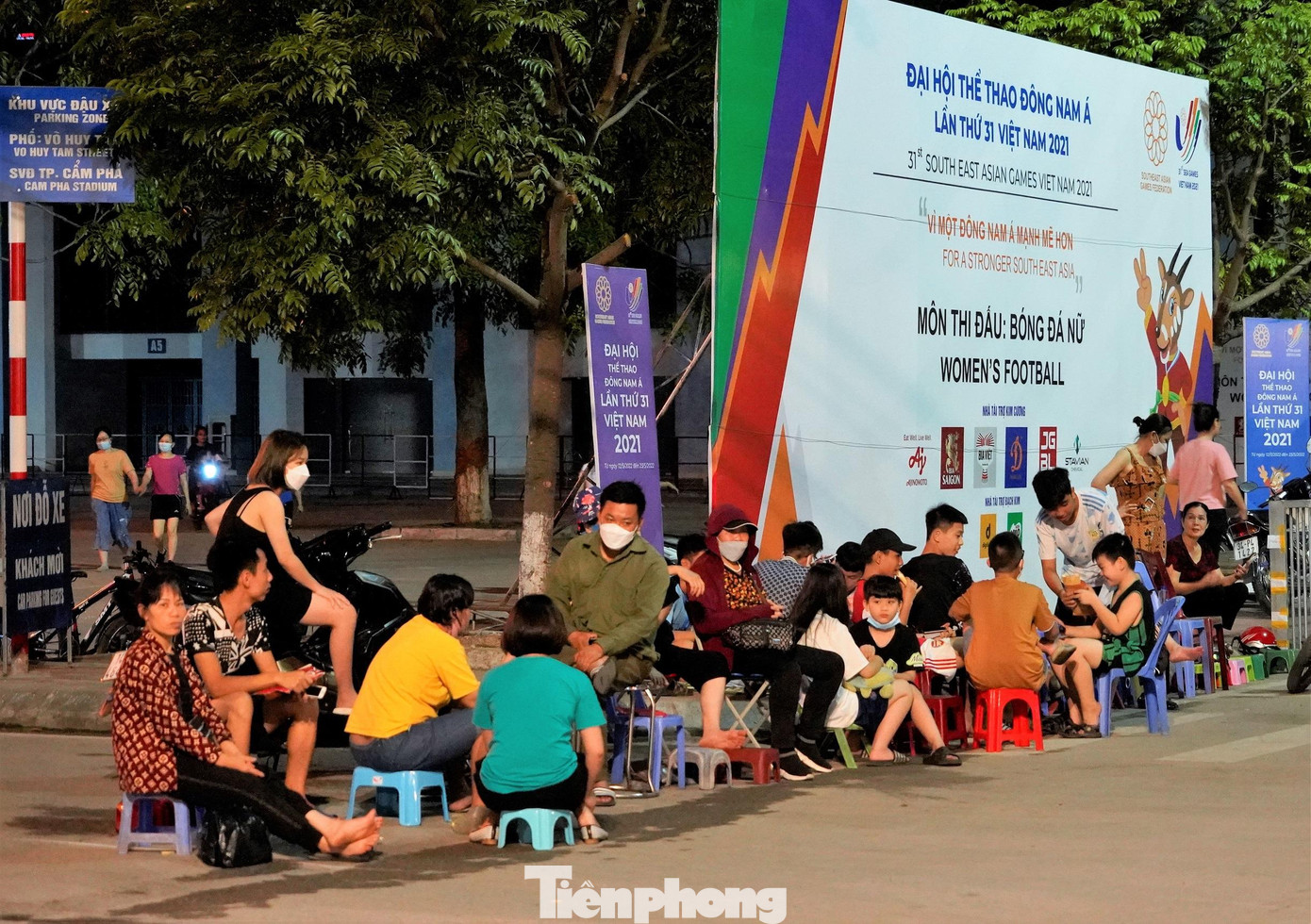 BTC phát miễn phí vé xem trận chung kết bóng đá nữ SEA Games 31 giữa tuyển Việt Nam và Thái Lan. Thế nên từ sáng sớm ngày 20/5, hàng nghìn cổ động viên đã đến xếp hàng trước cổng sân vận động Cẩm Phả.