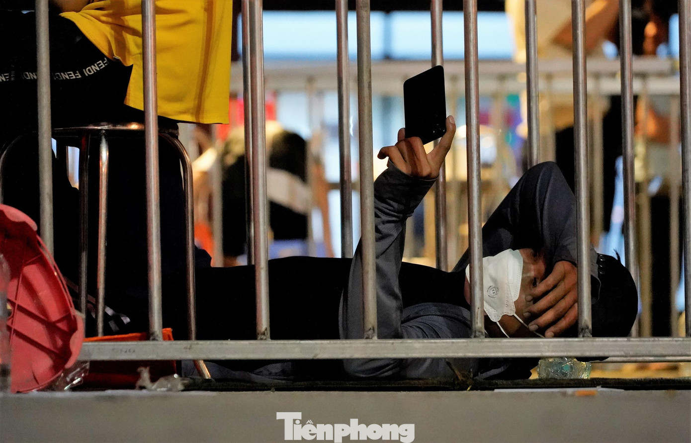 Nhiều người xác định ngủ qua đêm ở vị trí xếp hàng để có được tấm vé xem trận chung kết.