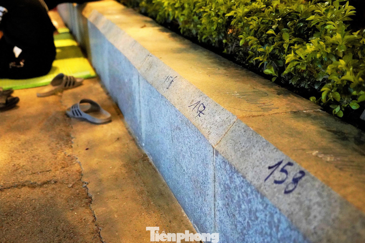 Số thứ tự vẫn được ghi lên đá để đánh dấu.