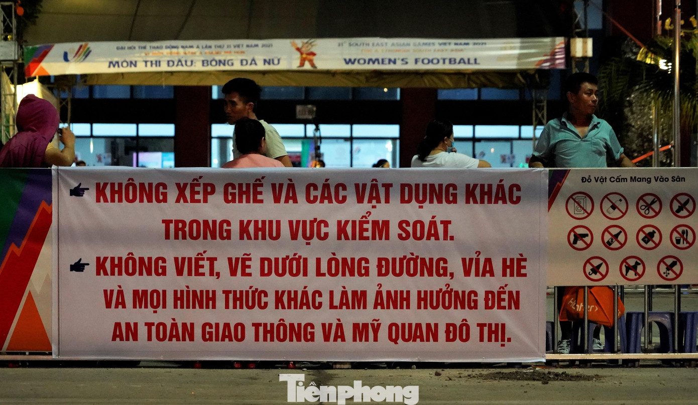 Lực lượng chức năng phải in băng rôn kêu gọi người hâm mộ không để các vật dụng hoặc xếp ghế cũng như không viết, vẽ dưới lòng đường để &quot;xếp lốt&quot; chờ lấy vé mời.