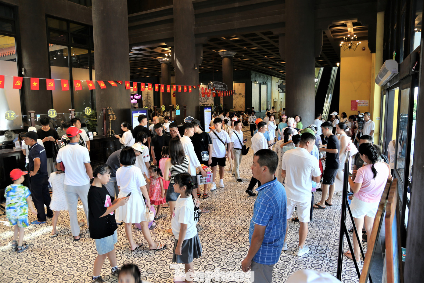 Từ 8h sáng 2/9, PV Tiền Phong có mặt tại cảng tàu khách Quốc tế Hạ Long. Những du khách đầu tiên đã có mặt để mua vé và làm thủ tục thăm vịnh. Mặc dù là giờ cao điểm để làm thủ tục xuất bến nhưng cảng tàu vẫn không xảy ra tình trạng quá tải. Từ 8h sáng 2/9, PV Tiền Phong có mặt tại cảng tàu khách Quốc tế Hạ Long. Những du khách đầu tiên đã có mặt để mua vé và làm thủ tục thăm vịnh. Mặc dù là giờ cao điểm để làm thủ tục xuất bến nhưng cảng tàu vẫn không xảy ra tình trạng quá tải.