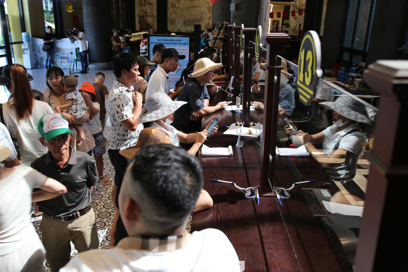 Khách có nhu cầu thăm vịnh sáng nay đa số là các nhóm khách gia đình. Khách có nhu cầu thăm vịnh sáng nay đa số là các nhóm khách gia đình.